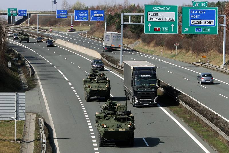 Konvoj vozidel armády USA na dálnici D5 nedaleko Plzně.