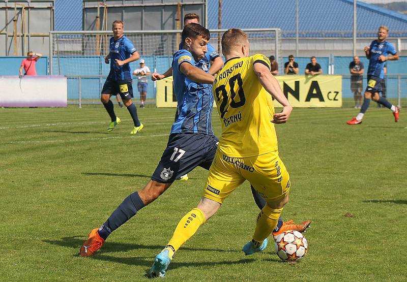 Fotbalisté FK ROBSTAV Přeštice (na snímku hráči ve žlutých dresech z podzimního utkání proti Domažlicím).