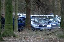 Policisté ohledávají místo nálezu Škody Superb, ve které uprchl Pavel Němeček se svým komplicem. Auto bylo nalezeno pár kilometrů od Nové Hospody
