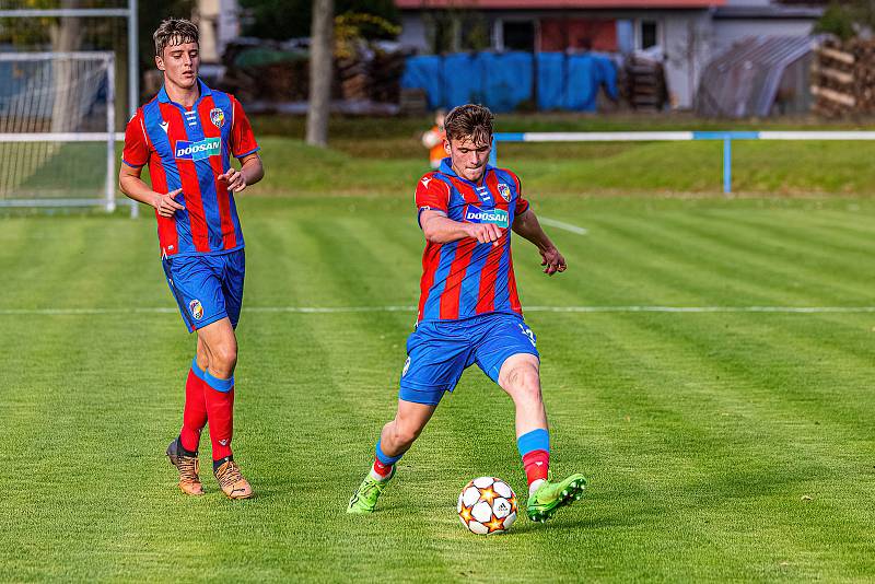 Fotbalisté FK ROBSTAV Přeštice (na archivním snímku hráči ve žlutých dresech) remizovali v Uhříněvsi u Prahy s rezervou Bohemians 1905 1:1.