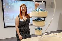 Barbora Poledníková se svým závěsným dortem