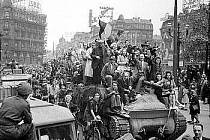 Obyvatelé Bruselu oslavují americké osvoboditele 4. září 1944