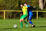 Na jihu Plzeňska podlehly Lužany (na snímku ve žlutých dresech) Dvorci vysoko 0:6 (v modrém).