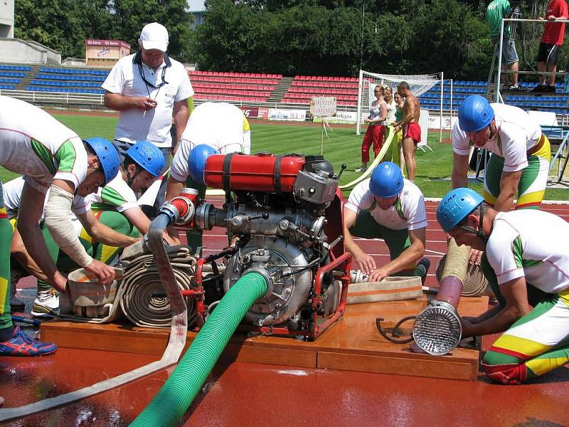 Hasiči Plzeňského kraje se připravují na druhý útok. Na čase už nezáleželo, přesto i druhý útok předvedli v plné síle