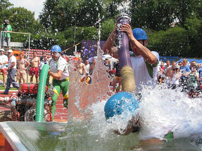 Hasiči Plzeňského kraje se připravují na druhý útok. Na čase už nezáleželo, přesto i druhý útok předvedli v plné síle