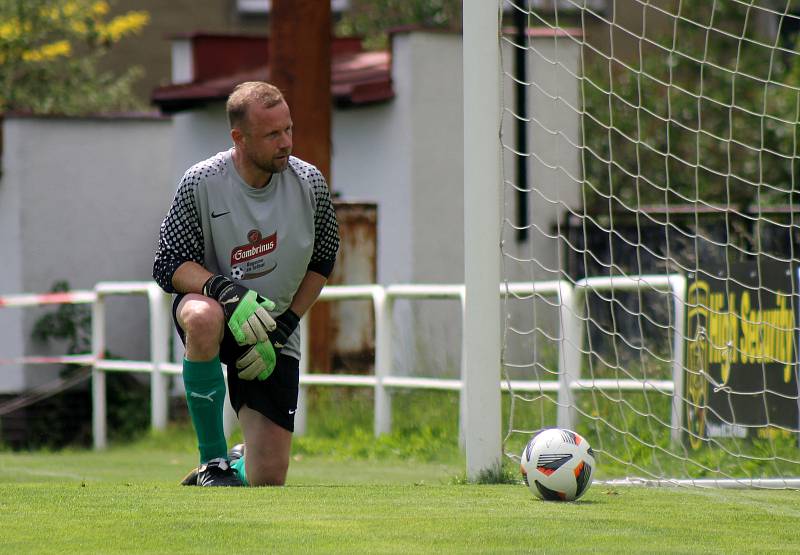 Z archivu: Fotbalisté plzeňského Smíchova (černobílí) se v nováčkovské sezoně I. A třídy zatím hledají. Ve třech zápasech totiž získali jediný bod.