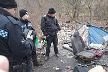 Hlídka strážníků Městské policie na kontrole plzeňských bezdomovců.
