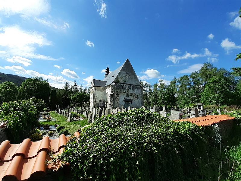 Velhartický hřbitovní kostel.