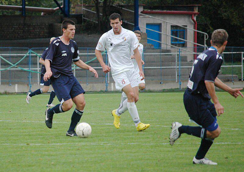 Fotbaloví starší dorostenci Viktorie Plzeň (bílé dresy) porazili Slovácko 4:1.