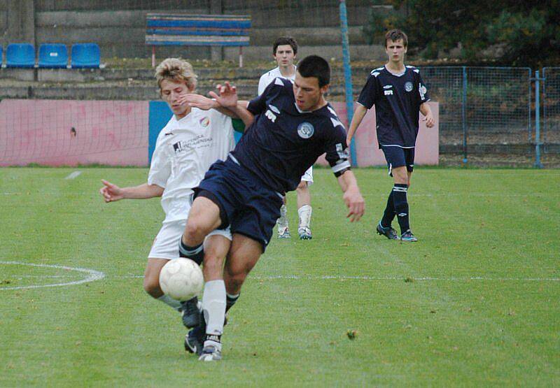 Fotbaloví starší dorostenci Viktorie Plzeň (bílé dresy) porazili Slovácko 4:1.