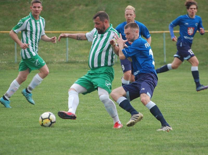 Fotbalisté FK Tachov (na archivním snímku hráči v modrých dresech) opouští I. A třídu a v příští sezoně si zahrají krajský přebor.