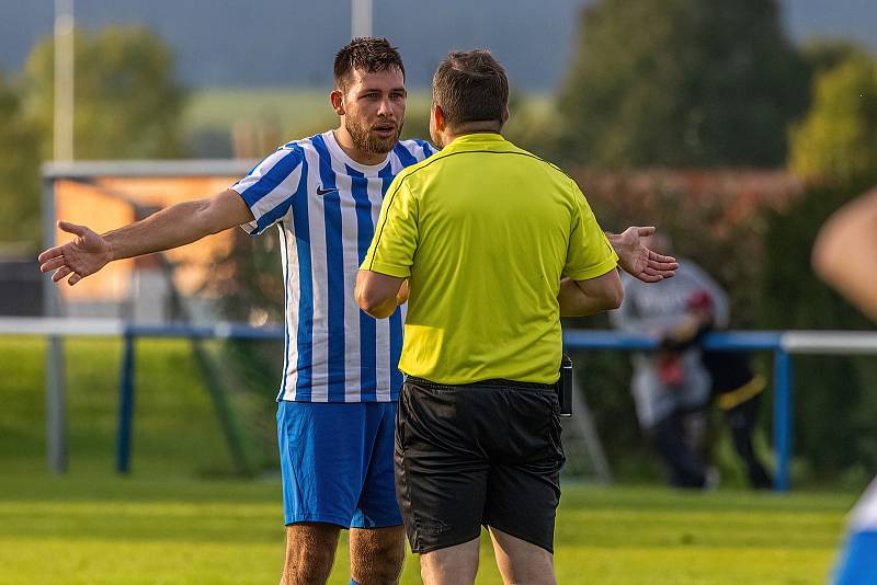 Fotbalisté FK Nepomuk (na archivním snímku hráči v růžových dresech) hrají ve sváteční pátek na Petříně.