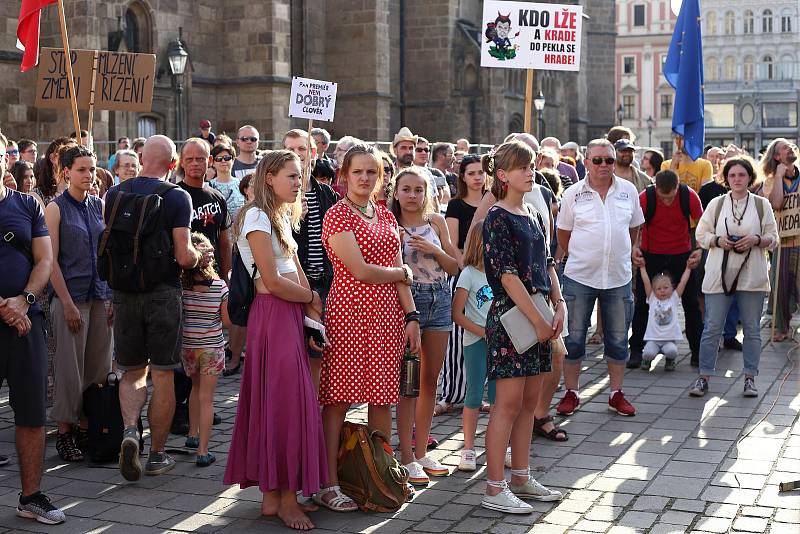 Demonstrace proti Andreji Babišovi na náměstí Republiky v Plzni.