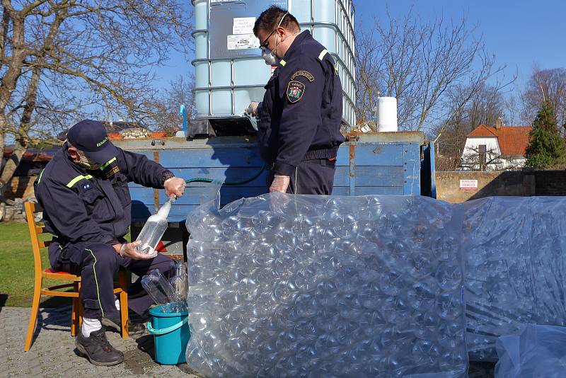 Dezinfekci zdarma pro všechny občany se podařilo zajistit vedení městské části Plzeň Malesice. Roztok z transportní nádrže stáčeli místní hasiči do PET lahví, které pak se starostou rozvezli do všech domů v obci.