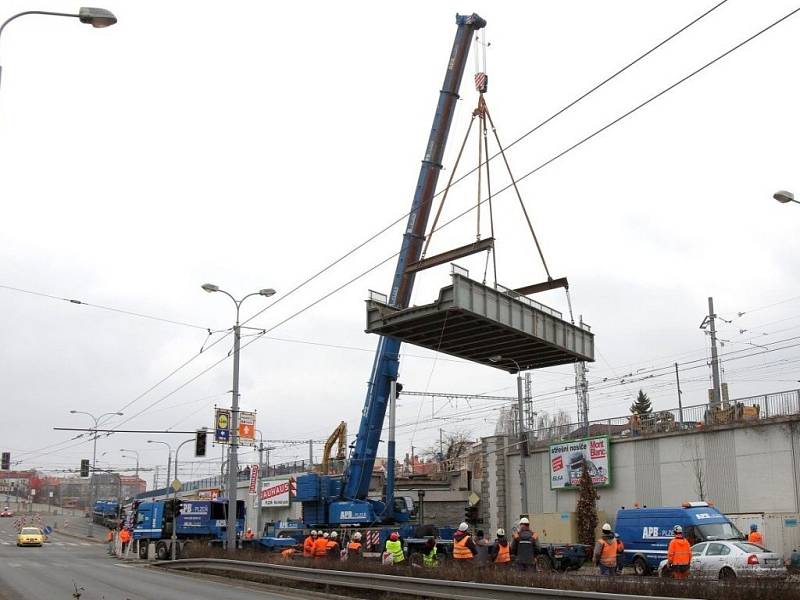 Starý železniční most v plzeňské Prokopově ulici dnes odpoledne rozebírali dělníci a na místě šestasedmdesátitunového kolosu vyroste nový most. 