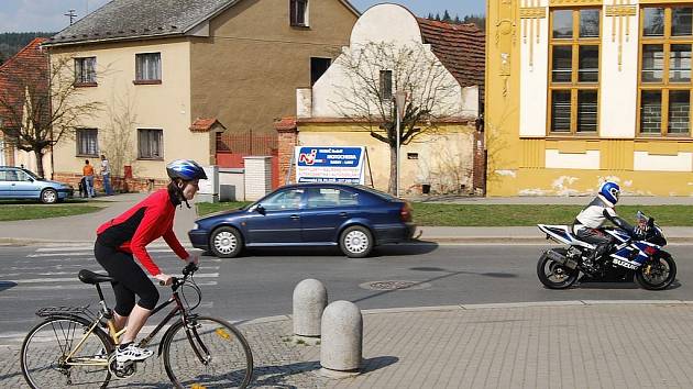 Cyklistům i motorkářům začala sezona. Například ve Starém Plzenci jich během několika minut byly k vidění desítky. Do sedel je vytáhlo nádherné sobotní počasí.