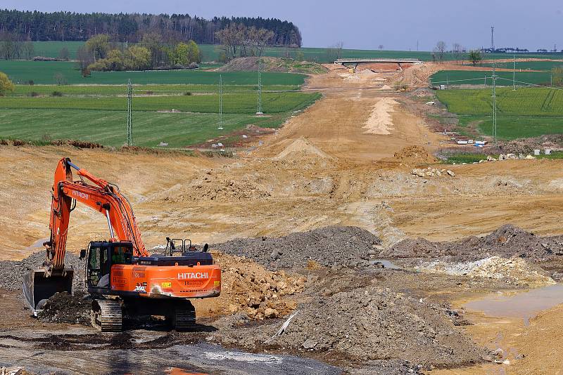 Stavba přeložky silnice 1/27 Šlovice - Přeštice. Nový úsek silnice bude 6100 metrů dlouhý a naváže na hotový přivaděč Plzeň-Litice-Šlovice a povede až k Přešticím. Stavbou se zároveň vyřeší obchvat Horní Lukavice. Hotovo má být v březnu 2024.