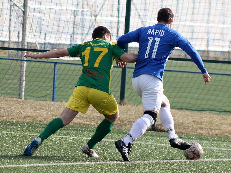 Fotbalisté plzeňského Rapidu (na archivním snímku hráči v modrých dresech) porazili Chotíkov. Naopak Tlumačov (zelení) doma utrpěl debakl, Zruči podlehl 1:5.