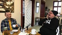 Umělecký ředitel Moving Station Roman Černík (vpravo) při natáčení podcastu Moving POTKÁ Station s Jakubem Doubravou.