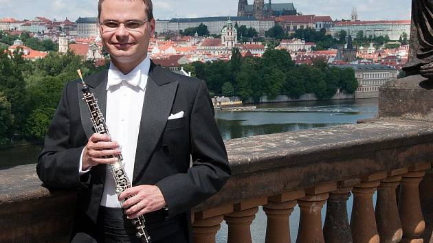 Sólo ve čtvrteční světové premiéře přednese s filharmoniky v Plzni jeho bratr Vratislav Vlna (vpravo)