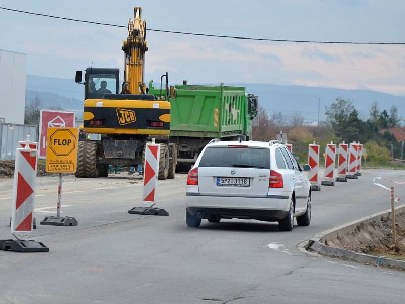 Na Borských polích momentálně vzniká nový kruhový objezd. Na více než měsíc a půl zde bude radikálně omezena doprava