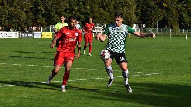 FORTUNA divize A, 9. kolo: FC Rokycany (na snímku fotbalisté v zelených dresech) - FK Komárov 2:2.