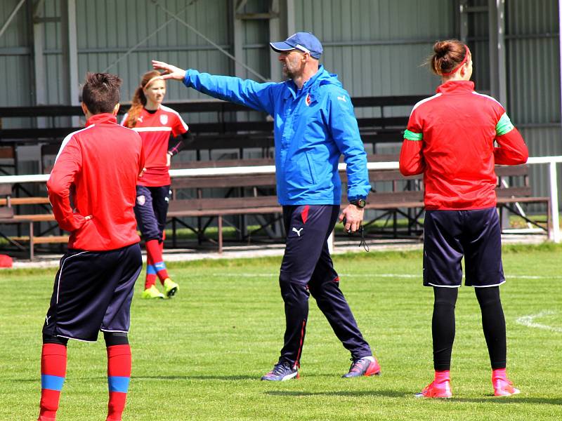 Trénink fotbalové reprezentace žen do 17 let na hřišti Sokola Černice v Plzni.