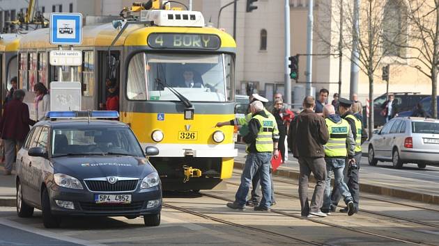 Na Chodském náměstí v Plzni srazila tramvaj ženu