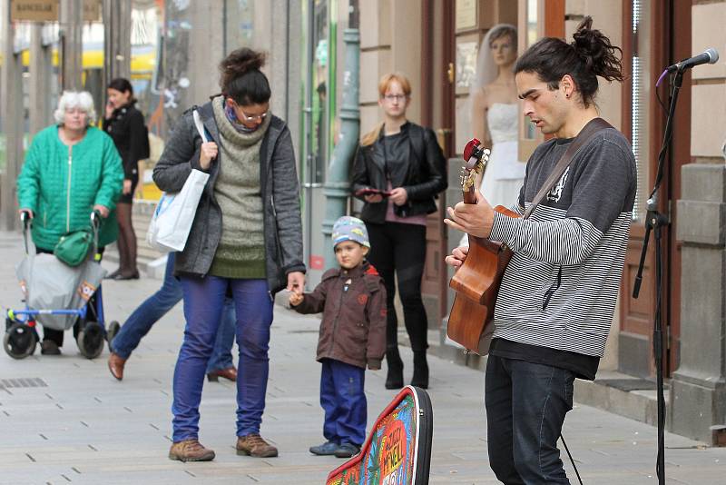 Busking Fest 2017 - festival pouličního umění vystoupení v ulici Bedřicha Smetany