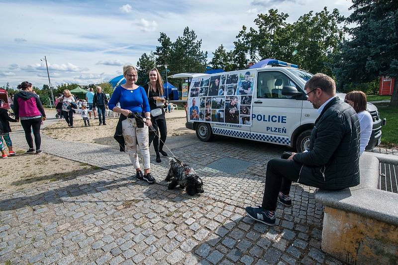 V parku U Bazénu na plzeňském Lochotíně se ve středu sešli milovníci pejsků a také rodiny s dětmi.