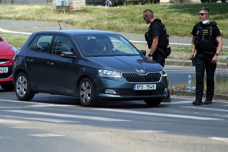 Policie uzavřela po úniku sirovodíku v čističce její okolí i komunikace spojující centrum Plzně s částí Přední Skvrňany.