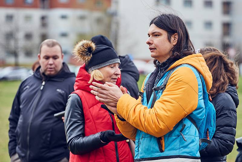 Předvelikonoční den na sídlišti Vinice v Plzni. V dílnách se zájemci mohli naučit plést pomlázky, nebo si ozdobit velikonoční kraslice. Nejmenší děti čekalo hledání čokoládových vajíček. Pro všechny hrála folklórní muzika a proběhly ukázky canisterapie.