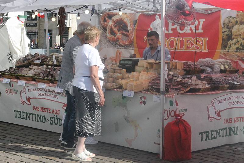 Akce Ape food tour na náměstí Republiky dává Plzeňanům až do neděle možnost seznámit se s delikatesami z jednotlivých italských regionů.