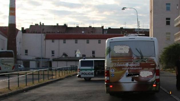 Couvající autobus srazil třiapadesátiletou ženu.  Po nehodě místo uzavřela policie.