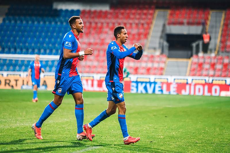 Viktoria Plzeň (červenomodrá) - Bohemians Praha. Jhon Mosquera (vpravo) a Jean-David Beauguel.