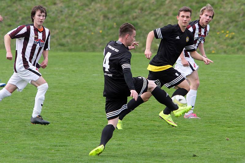 Z archivu Deníku: Fotbalisté Chotíkova (černí) zvítězili těsně 3:2.