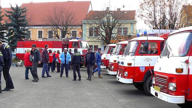 Na soutěži v Dobřanech bojovalo celkem sedmnáct sdružení dobrovolných hasičů. Náměstí tak bylo plné zasahujících vozů, které byly centrem pozornosti