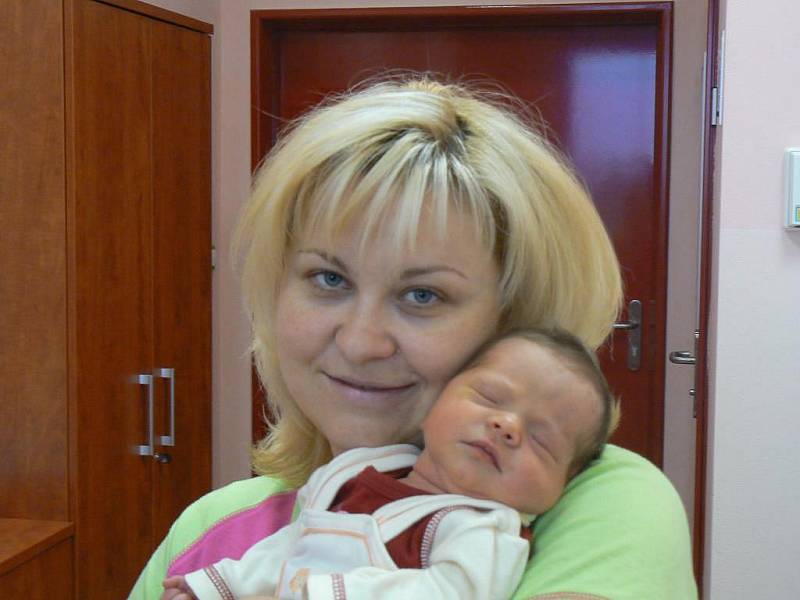 Tříletá Michalka a novorozená Barborka (3,33 kg, 48 cm) Houškovy z Plzně mají podle maminky Miroslavy nejskvělejšího taťku na světě. A tatínek Petr má z Barborky, která přišla na svět 23. 9. v 8.53 hod. ve FN, velikou radost