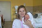 Tříletá Karolínka už se moc těšila na svoji sestřičku Kačenku (3,47 kg, 51 cm), která se narodila Markétě Jirkové a Martinu Kudějovi z Tlučné 26. 9. ve 20.20 hod. v Mulačově nemocnici v Plzni