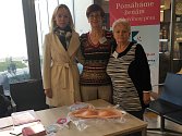 Správnou techniku samovyšetření prsu si mohly osvojit návštěvnice Onkologické a radioterapeutické kliniky v Plzni.