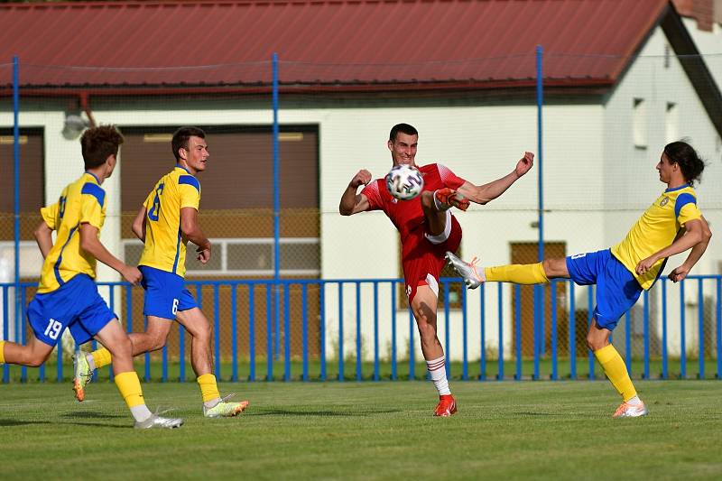 2. kolo FORTUNA divize A: SK SENCO Doubravka (žlutí) - SK Petřín Plzeň (hráči v červených dresech) 3:3 (1:1).