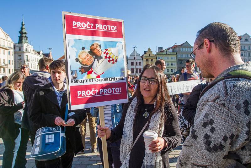 Proč? Proto! Demonstrace proti Miloši Zemanovi a Andreji Babišovi na náměstí Republiky v Plzni
