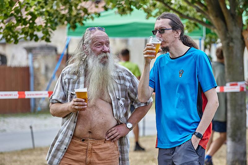 Jezdci na kolech skládačka a Sobi 20 zdolávají náves v Plzni Lhotě při tradičním vytrvalostním závodě Hokra Cup.