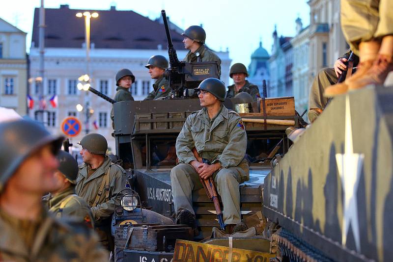 Slavnosti svobody v Plzni a Thank you, boys! Slavnostní večer na náměstí Republiky, který se v sobotu nesl ve znamení swingu a vzpomínek na osvobození západních Čech v roce 1945.