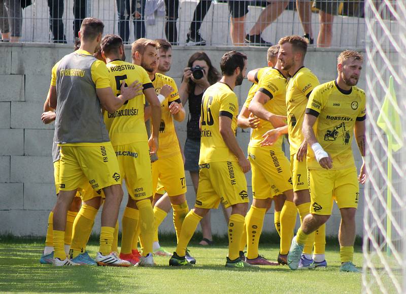 Fotbalisté FK ROBSTAV Přeštice (na snímku hráči ve žlutých dresech z podzimního utkání proti Domažlicím).