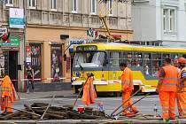 Všechny tramvaje se musejí v těchto dnech opět vyhýbat sadům Pětatřicátníků, kde se vyměňuje výhybka