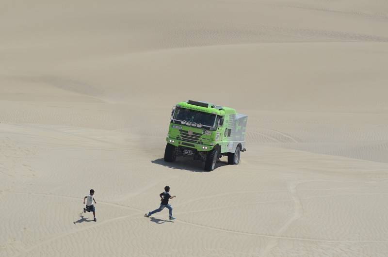 Kaskadérským kouskům se trio Kolomý-Kilián-Kilián z Czech Dakar Teamu snažilo se svou tatrou vyhýbat. 