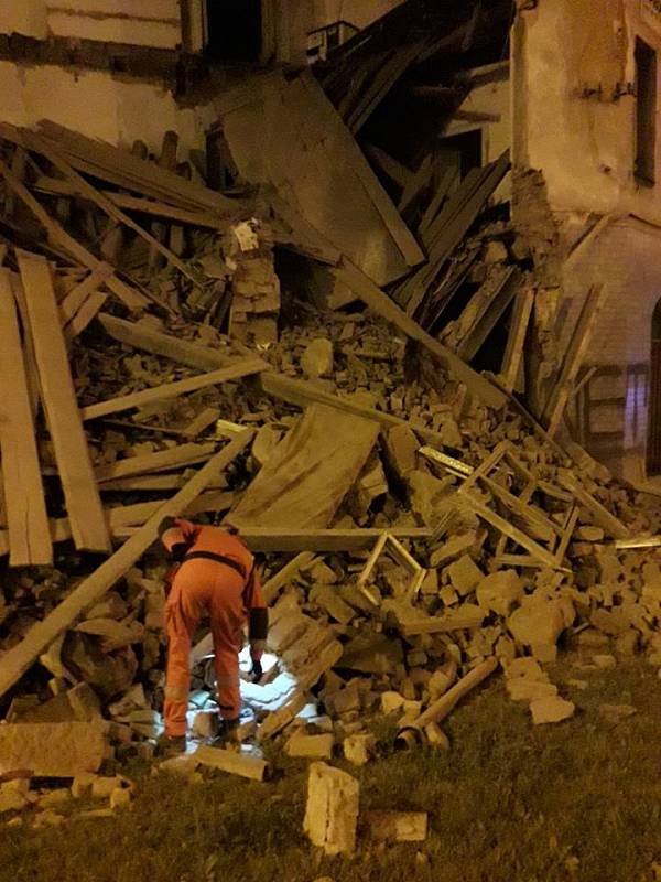 Část budovy v Mikulášské ulici v Plzni se před druhou hodinou ranní sesunula k zemi.