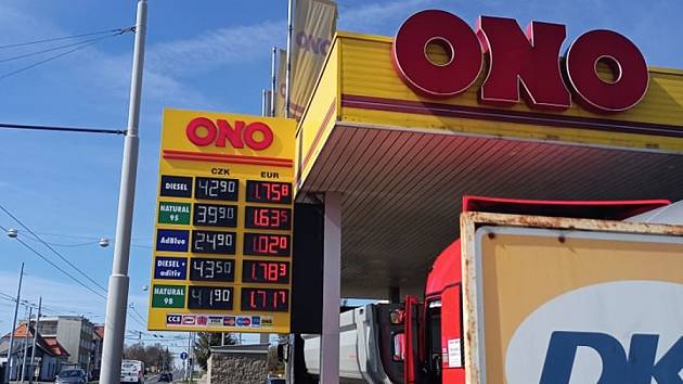 Ceny benzínu v regionu spadly pod 40 korun. Čerpací stanice Tank ONO v pondělí prodávala Natural 95 za 39,90 Kč, naftu za 42,90 Kč.