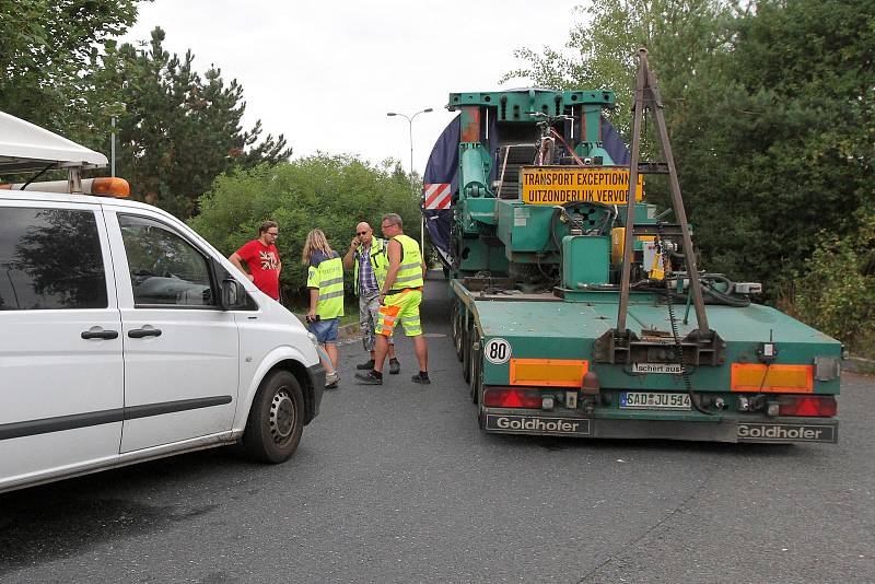 Souprava s nadměrným nákladem, údajně vezoucí komponenty pro větrné elektrárny, byla odstavena v důsledku poruchy na vozidle na odpočívadle za čerpací stanicí na 111 km dálnice D5 z Plzně na Rozvadov.